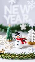 alegre miniatura monigote de nieve celebra invierno foto