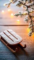 miniatura de madera trineo cubierto nieve con un Nevado pino rama calentar luces el antecedentes foto