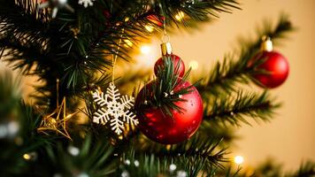 rojo chuchería adorna un festivo pino árbol foto