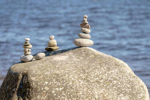 pirámide de piedras inestable equilibrar de Roca objetos. idílico estado de naturaleza. foto