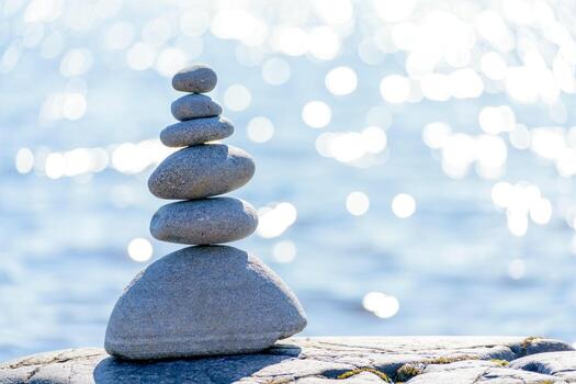 pirámide de piedras inestable equilibrar de Roca objetos. idílico estado de naturaleza. foto