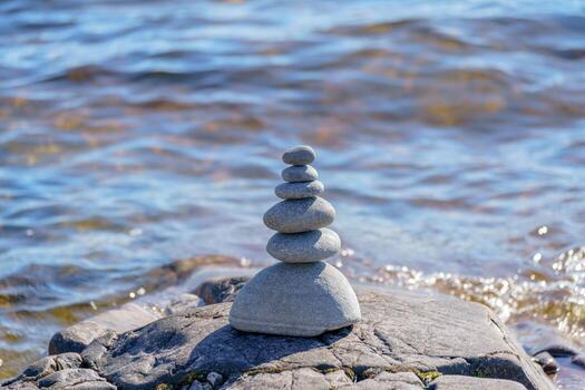 pirámide de piedras inestable equilibrar de Roca objetos. idílico estado de naturaleza. foto