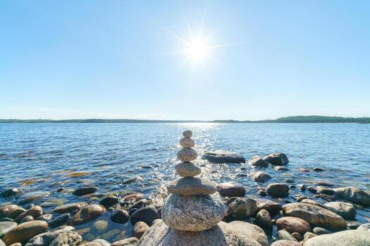 pirámide de piedras inestable equilibrar de Roca objetos. idílico estado de naturaleza. foto