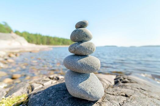 pirámide de piedras inestable equilibrar de Roca objetos. idílico estado de naturaleza. foto