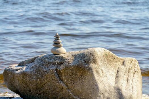 pirámide de piedras inestable equilibrar de Roca objetos. idílico estado de naturaleza. foto