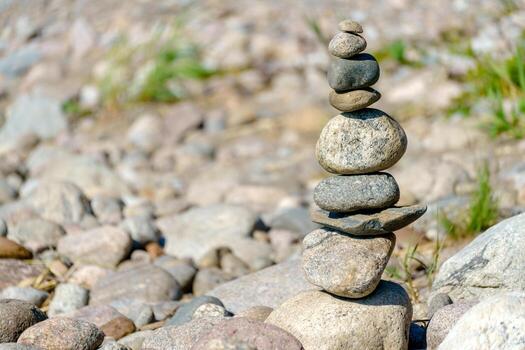 pirámide de piedras inestable equilibrar de Roca objetos. idílico estado de naturaleza. foto