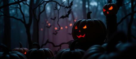 brillante Jack-o'-lantern un oscuro bosque foto