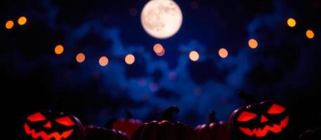 luminoso Jack-o'-lanterns debajo un lleno Luna foto
