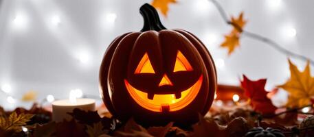 brillante Jack-o'-lantern en medio de otoño hojas foto