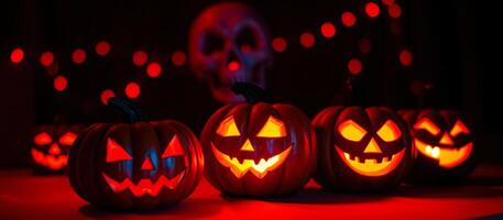 brillante Jack-o'-lanterns frente un cráneo rojo luces foto