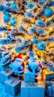 Nevado abeto árbol adornado con azul adornos felpa Papa Noel claus cifras foto