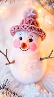 sonriente monigote de nieve un rosado sombrero adorna un invierno ajuste foto