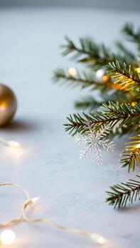 plata copo de nieve ornamento en un pino rama foto