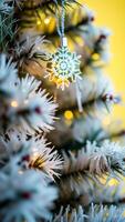 brillante copo de nieve ornamento adorna un festivo Navidad árbol foto