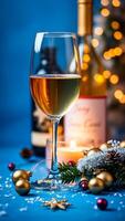 vaso blanco vino en medio de festivo decoraciones foto