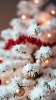 cerca- un reunido artificial Navidad árbol decorado con adornos luces foto