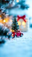 rojo juguete coche que lleva un minúsculo Navidad árbol foto
