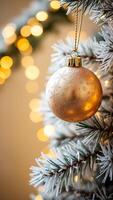 dorado ornamento adorna un blanco reunido Navidad árbol foto