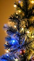 cerca- un Navidad árbol rama con azul blanco luces foto