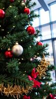 decorado hojas perennes árbol con rojo plata adornos foto