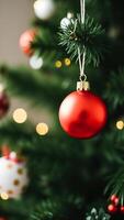 brillante rojo ornamento cuelga desde un Navidad árbol rama foto