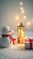 festivo monigote de nieve con un linterna regalos foto