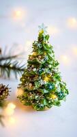 miniatura Navidad árbol hecho a mano desde hojas foto