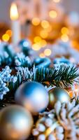 cerca- un Navidad árbol rama con adornos bokeh luces foto