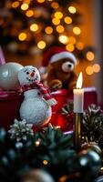 sonriente monigote de nieve soportes cerca un iluminado vela un osito de peluche oso foto