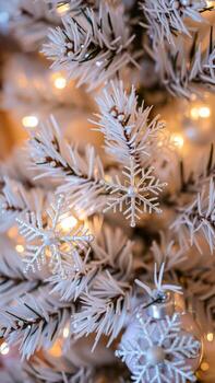 plata copo de nieve adornos Decorar un blanco artificial Navidad árbol foto