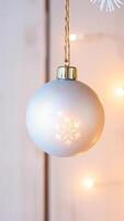 plata Navidad ornamento con un copo de nieve diseño foto