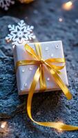 reluciente blanco regalo caja con un dorado arco foto