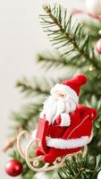 miniatura Papa Noel claus ornamento adorna un Navidad árbol foto