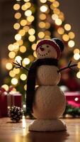 alegre monigote de nieve figurilla debajo un iluminado hojas perennes árbol foto