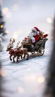 miniatura trineo tirado por reno que lleva Papa Noel con un regalo. foto
