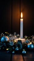 brillante vela en medio de invierno decoraciones foto