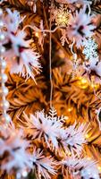 plata copo de nieve colgando desde un decorado pino árbol foto