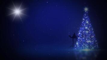 três sensato homens Natal árvore brilhar 4k ciclo características e partícula espumante Natal árvore em uma azul superfície com uma silhueta do três sensato homens equitação camelos e uma Estrela dentro a céu dentro uma ciclo video