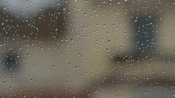 gotas do chuva deslizante dentro a vidro do uma janelas enquanto Está chovendo lado de fora video