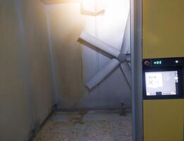 The condition of the chicken hatching machine corridor after the doc chicken was removed from the machine, there were still shell fragments and chicken feather dust. photo