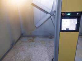 The condition of the chicken hatching machine corridor after the doc chicken was removed from the machine, there were still shell fragments and chicken feather dust. photo