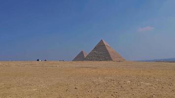 egípcio pirâmides dentro giza Egito, panorâmico visualizar. famoso menkaure, khafre, khufu pirâmides complexo video