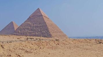 egípcio pirâmides dentro giza Egito, panorâmico visualizar. famoso menkaure, khafre, khufu pirâmides complexo video
