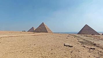 egípcio pirâmides dentro giza Egito, panorâmico visualizar. famoso menkaure, khafre, khufu pirâmides complexo video