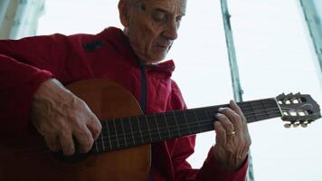 Ability In The Hands Of A Professional Guitar Veteran video