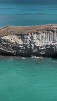 aérien vue de une falaise dans le océan video