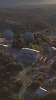 ein Antenne Aussicht von ein groß Gebäude mit mehrere Antennen video