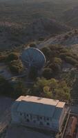 ein Antenne Aussicht von ein groß Gebäude mit ein Satellit Gericht video