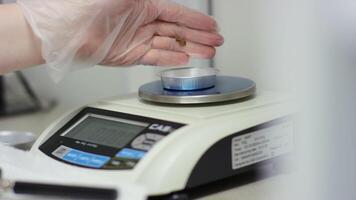 A shows precise weighing of objects on a scale video