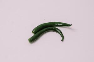 grande verde chile pimientos arreglado artísticamente, exhibiendo su Fresco y vibrante apariencia foto